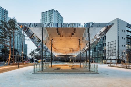 Floating Ground: A Landmark that Disappears